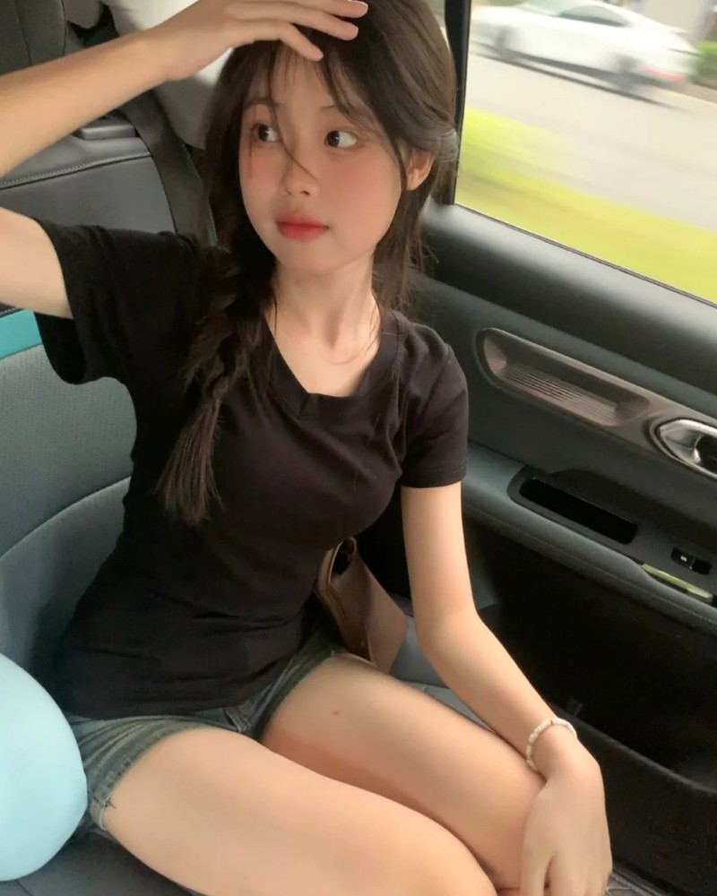 Học sinh chụp ảnh trên xe