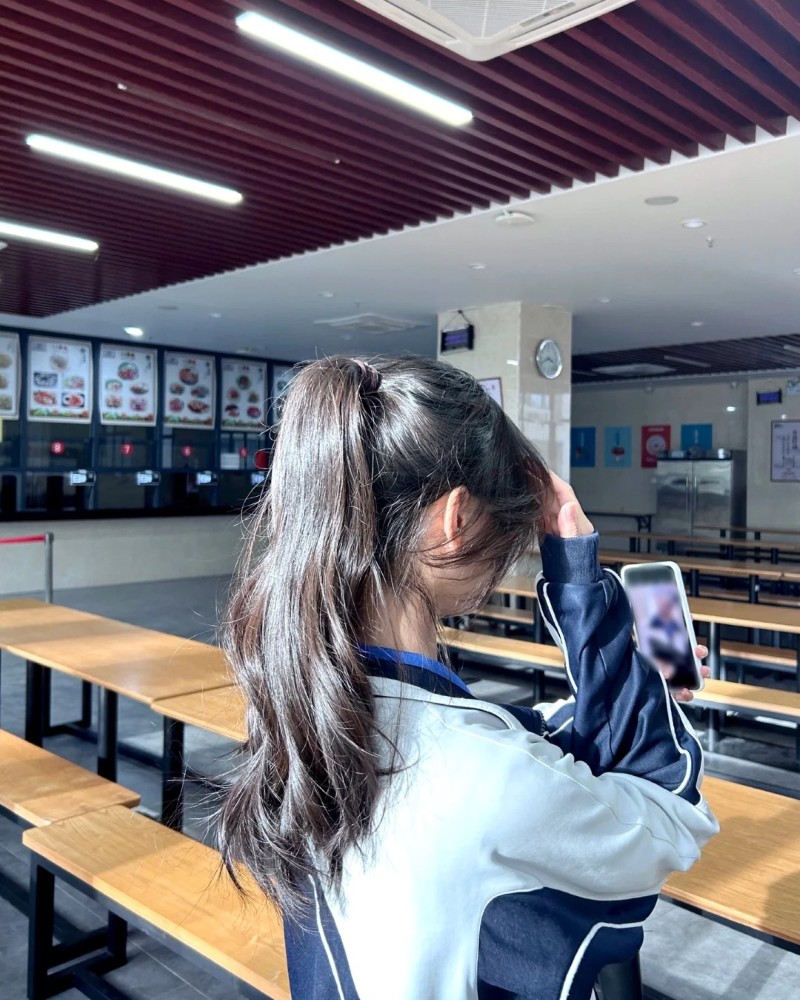 Học sinh chụp ảnh nơi công cộng