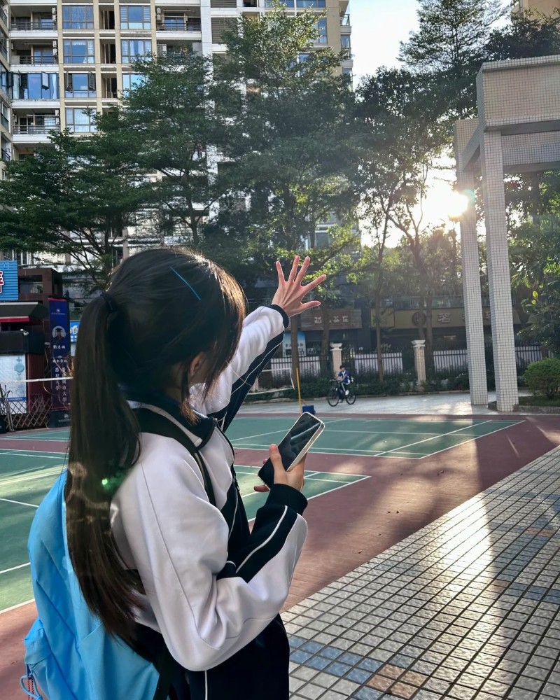 Học sinh chụp ảnh ngoài trời