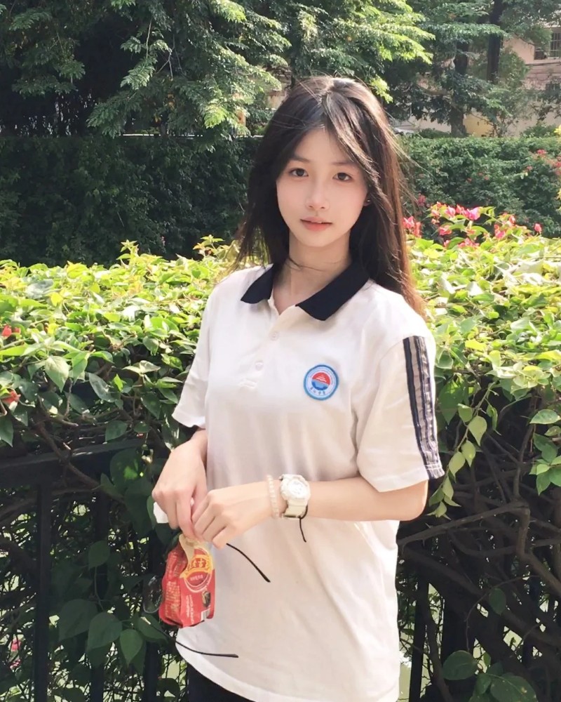 Nữ sinh đứng dưới nắng