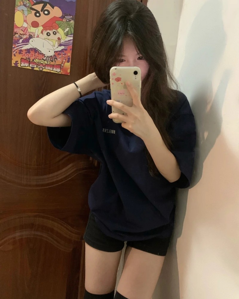 Cô bạn selfie trong phòng