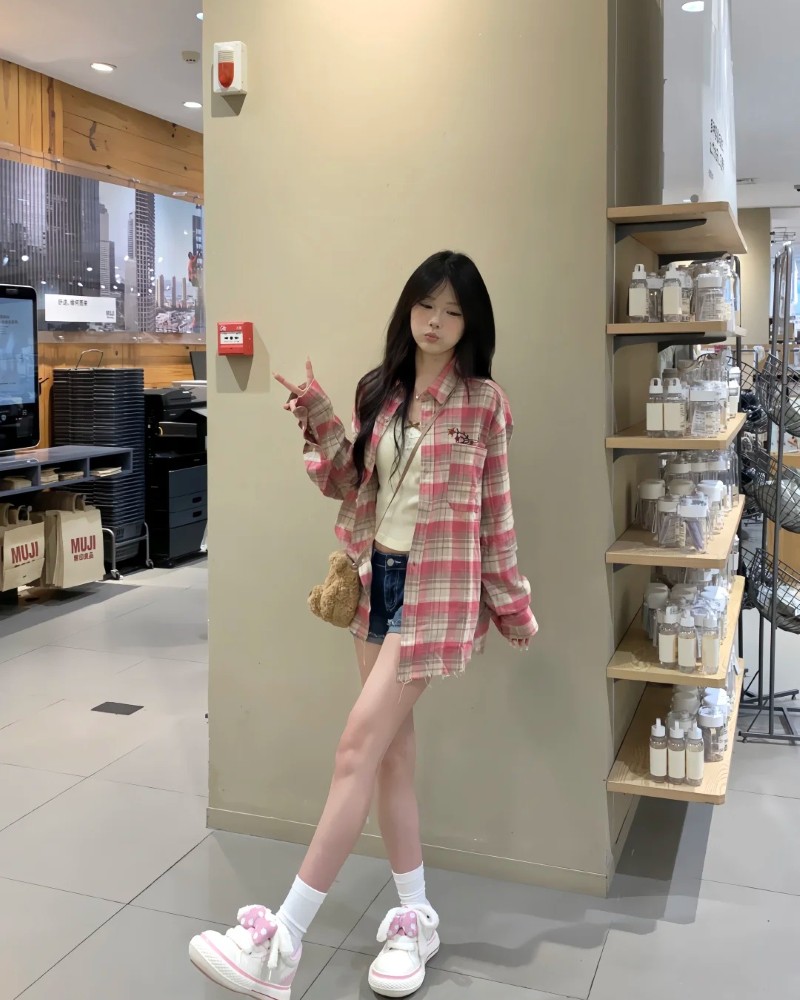 Nữ sinh mặc outfit giản dị