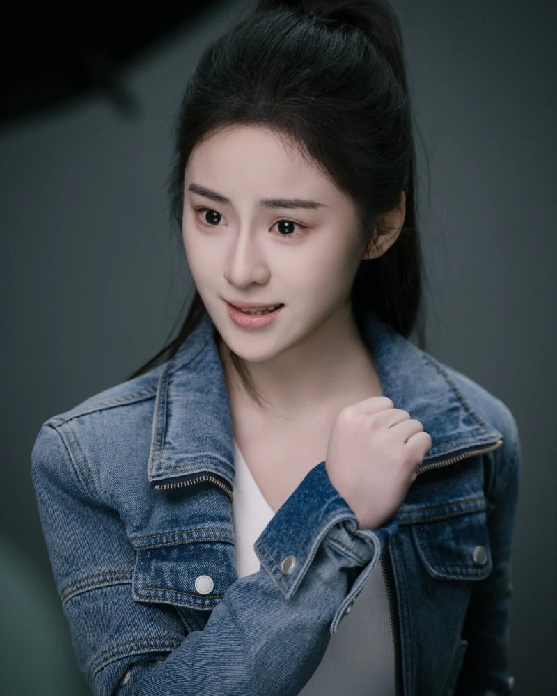 Nữ sinh khoác áo denim