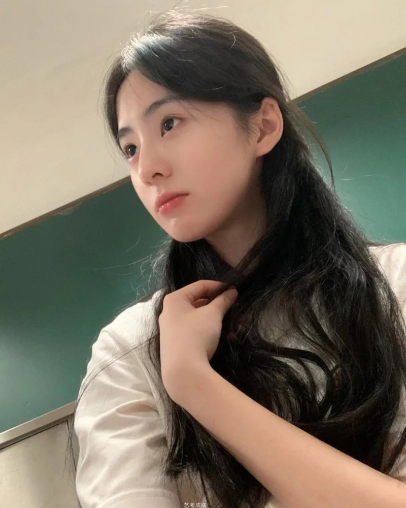 Học sinh tạo dáng nhẹ nhàng