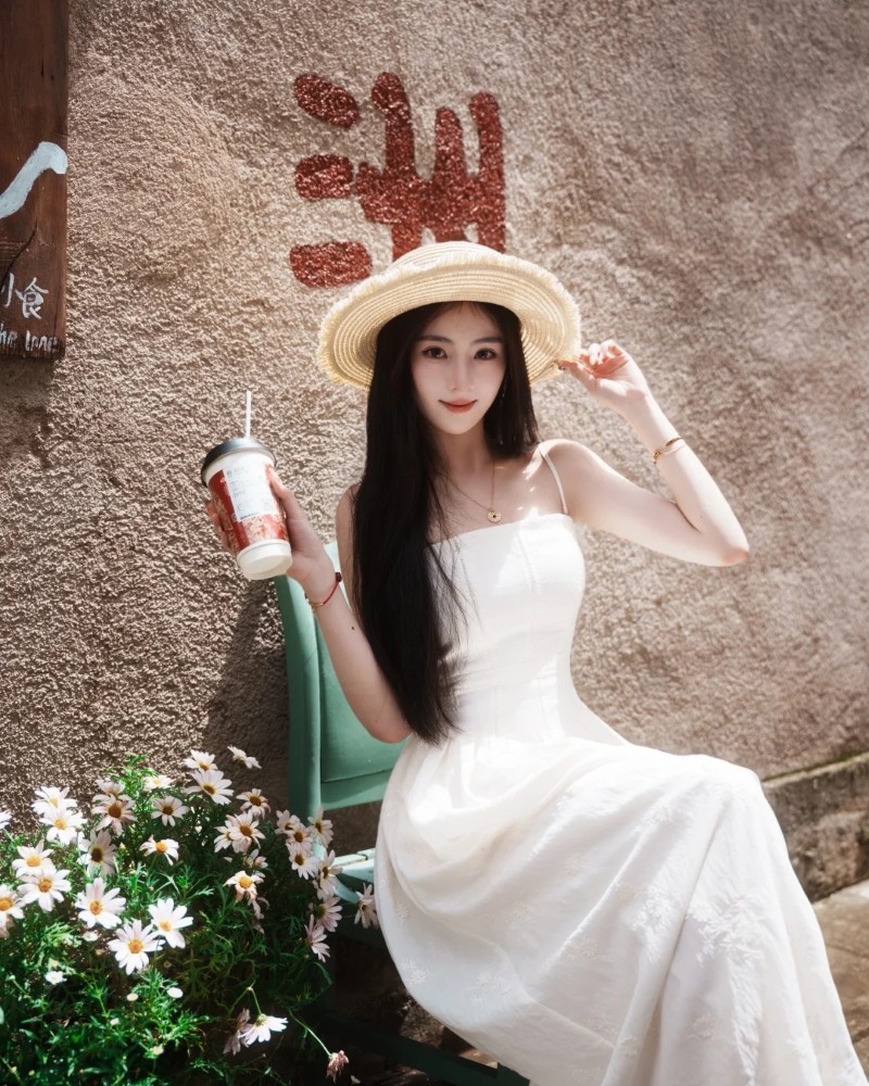 Nữ sinh chụp ảnh với hoa