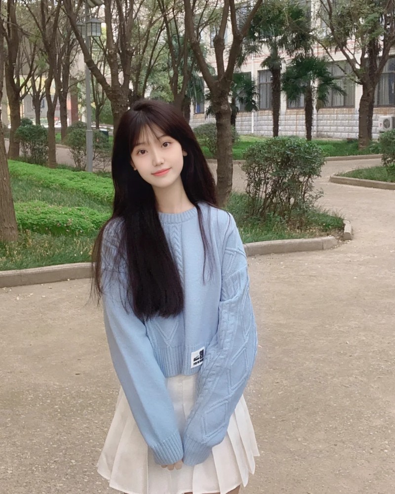 Nữ sinh đứng giữa sân trường