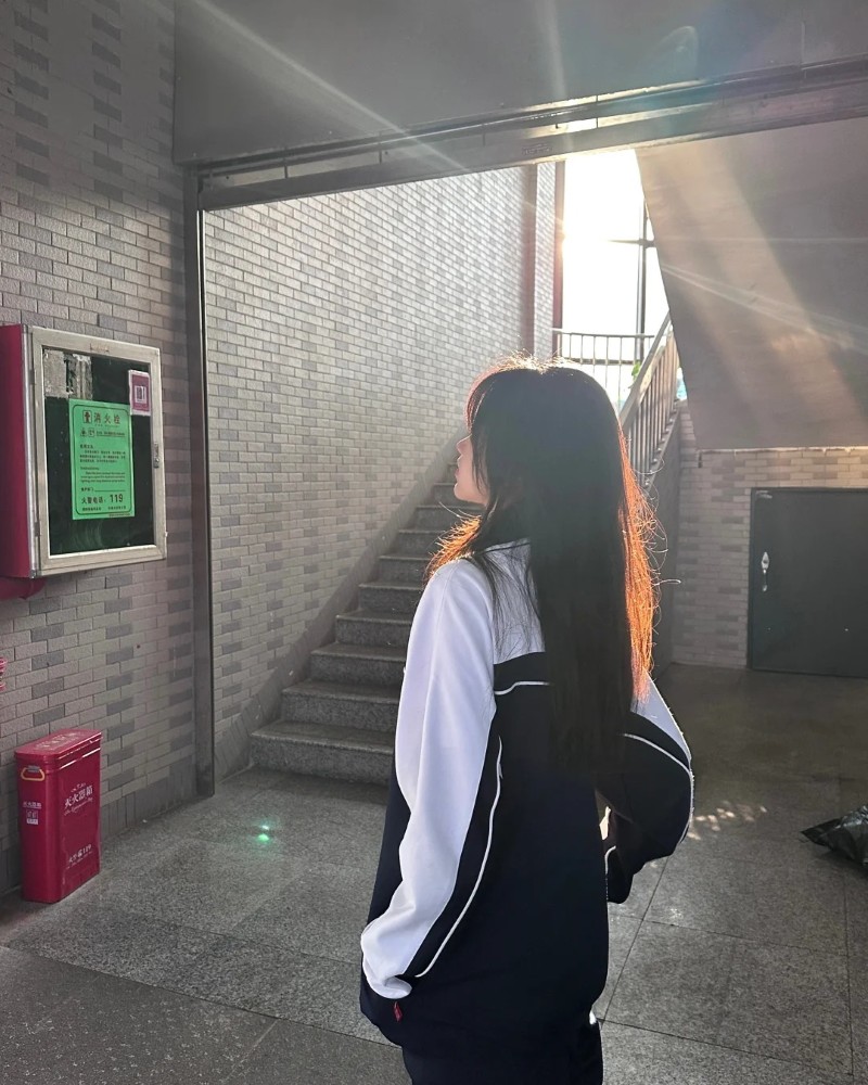 Bạn học chụp ảnh phía sau