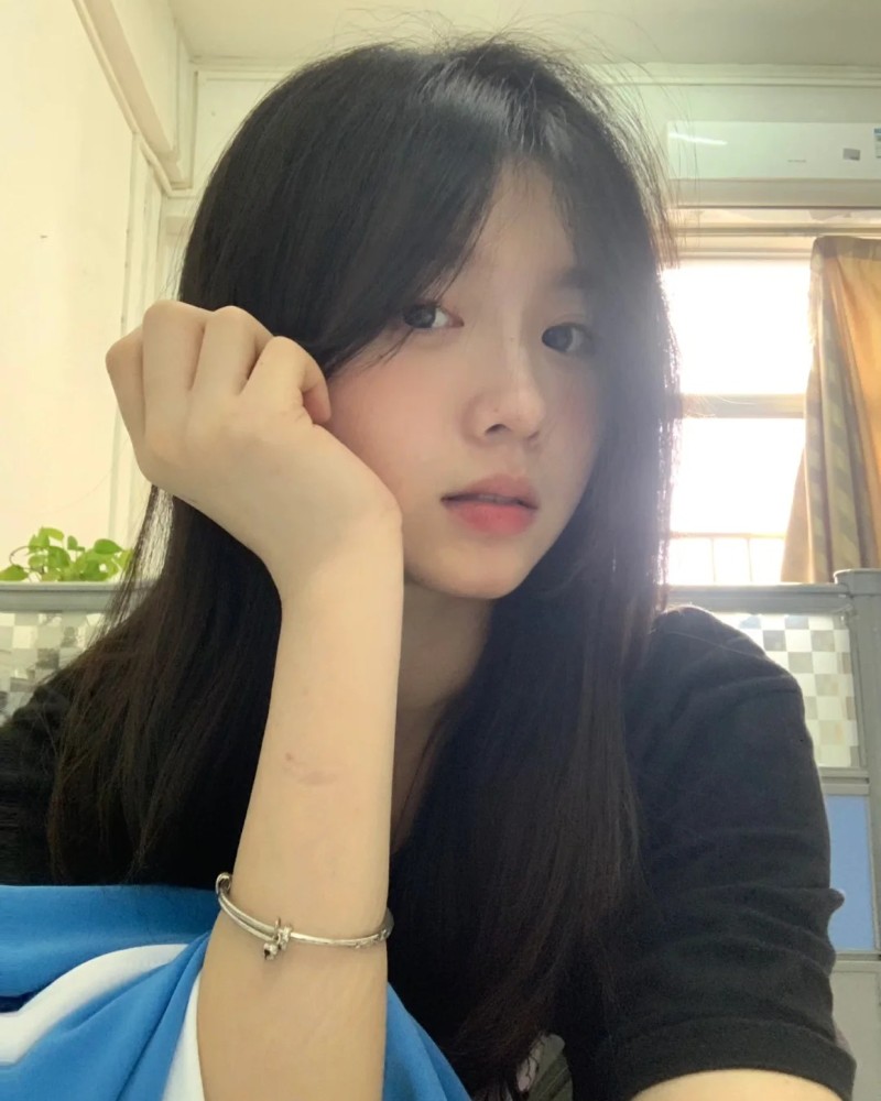 gái xinh cấp 3 selfie trong lớp