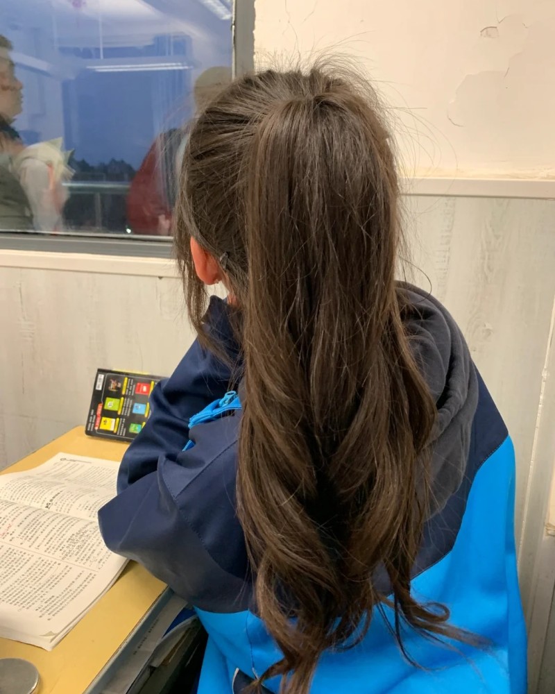 Học sinh tóc dài nhìn xa