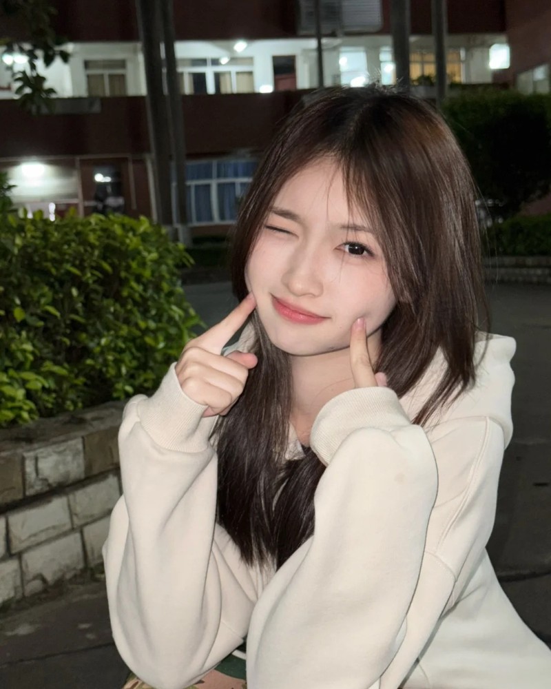 Bạn học tạo dáng trước máy ảnh 