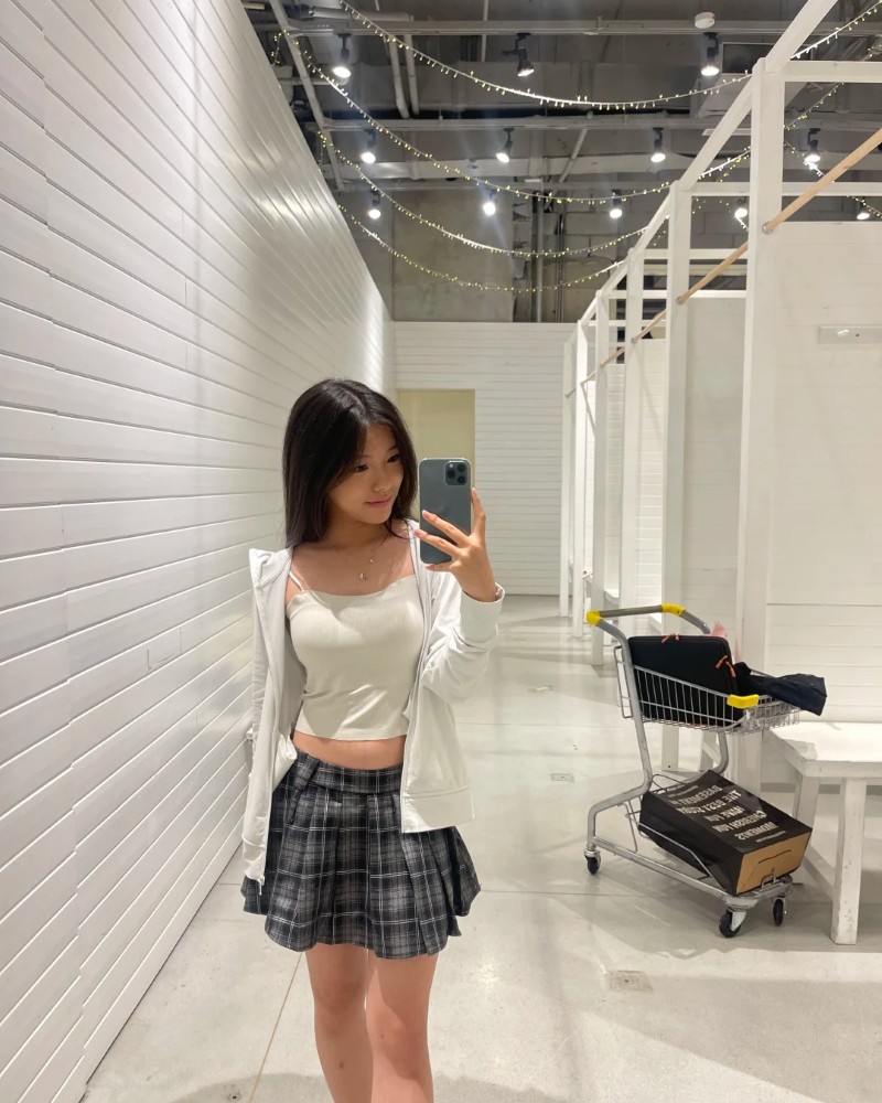 gái xinh cấp 3 tạo dáng trong nhà vệ sinh