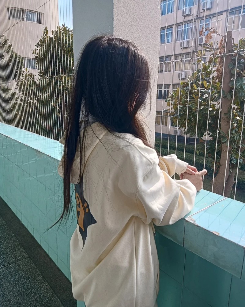 Học sinh nhìn cảnh từ ban công