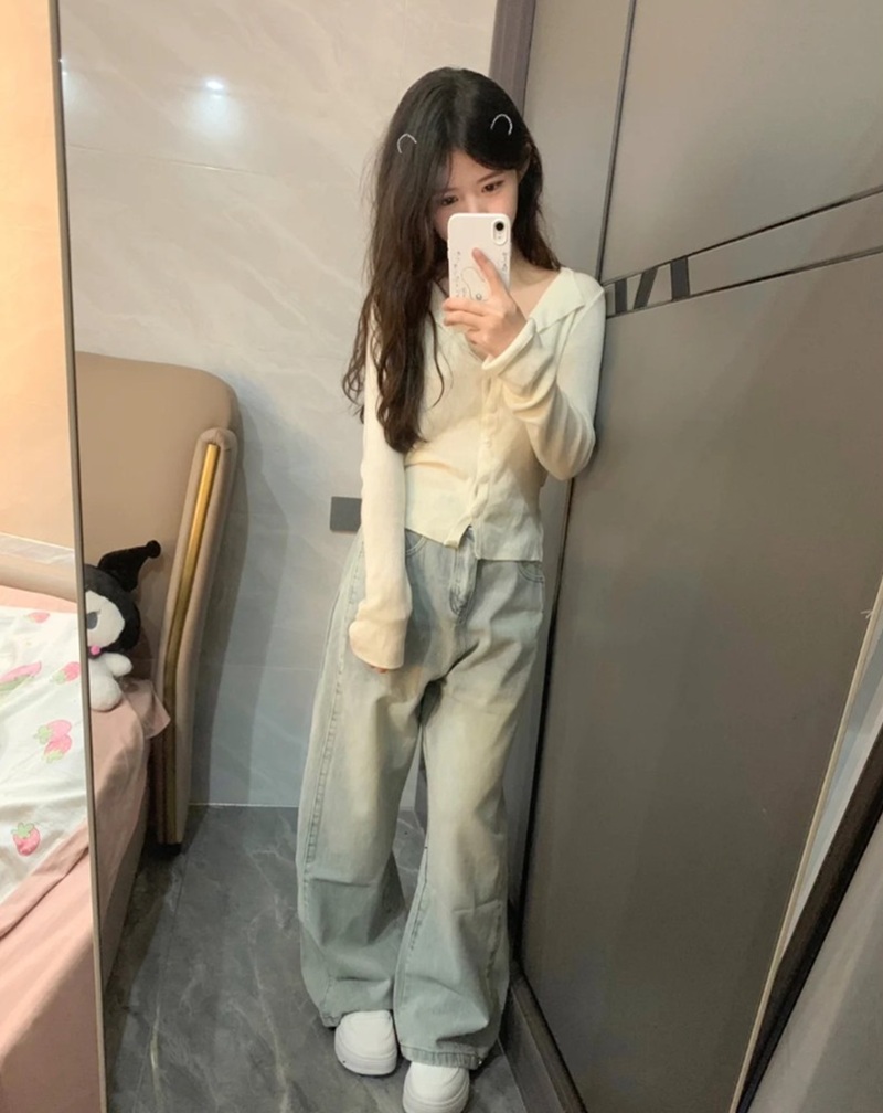 Học sinh đứng trước cửa