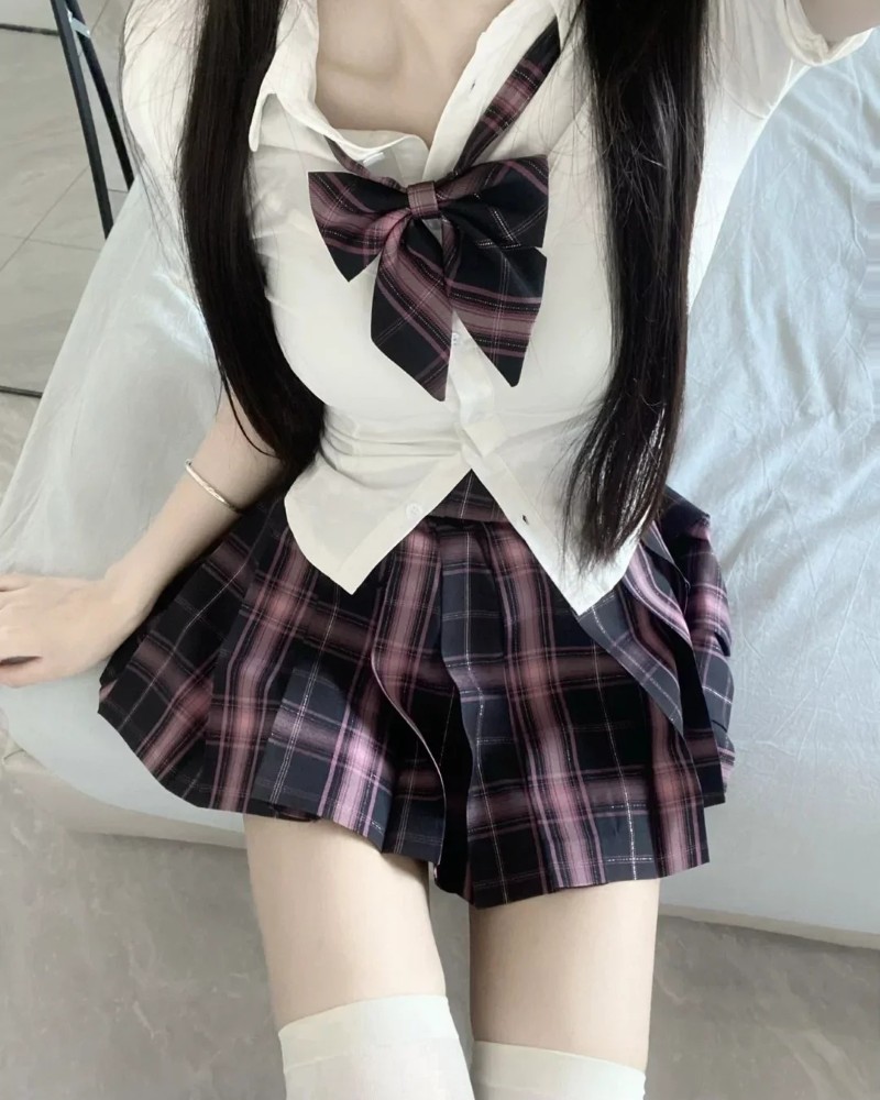 Cô bạn mặc đồng phục học sinh