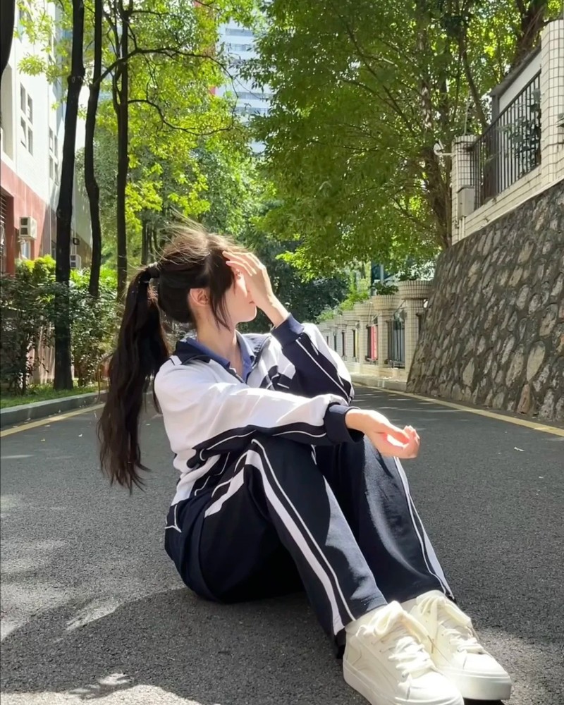 gái xinh cấp 3 ngồi nghỉ ngoài trời