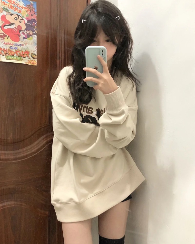 Nữ sinh mặc áo khoác nhẹ