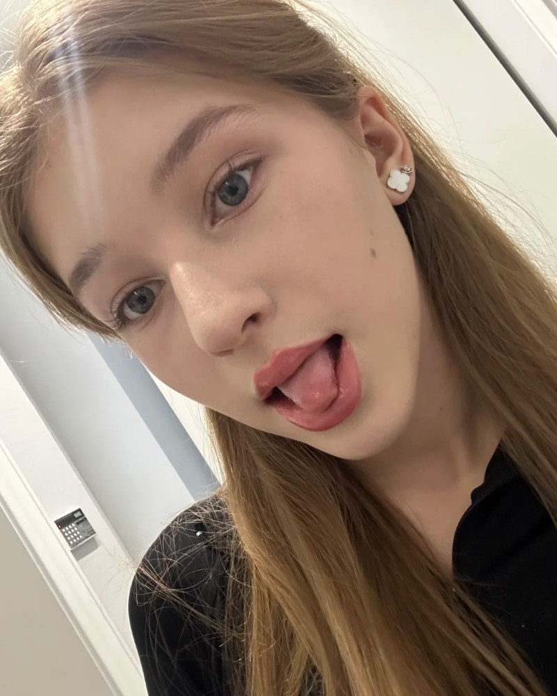 cô gái selfie lè lưỡi cute