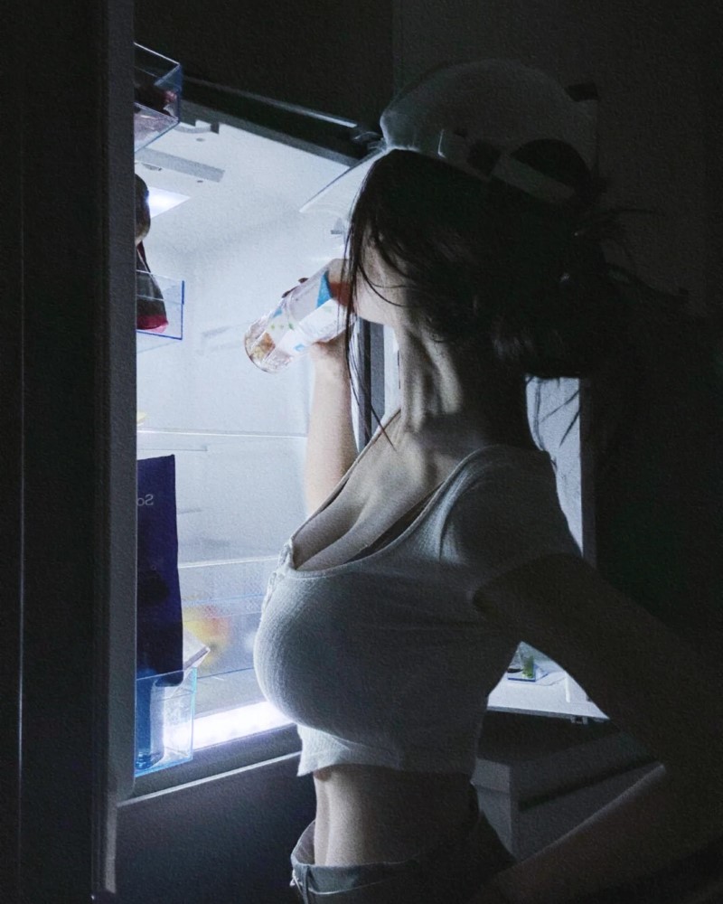 Nàng tạo dáng trong váy body màu tối