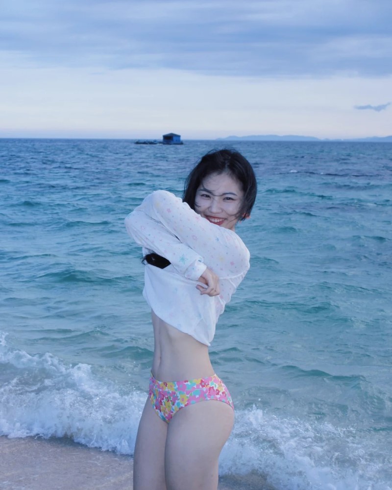 Người đẹp mặc đồ biển tạo dáng ngoài bãi cát