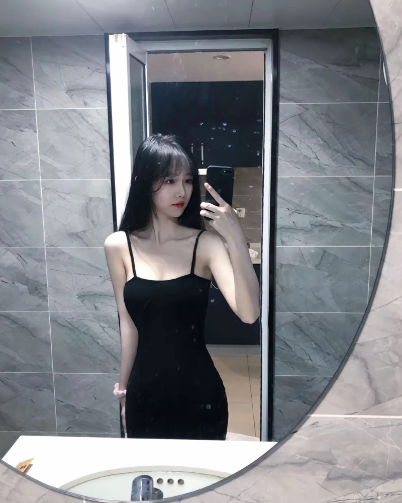 Người mẫu tạo dáng với váy tối màu phong cách hiện đại