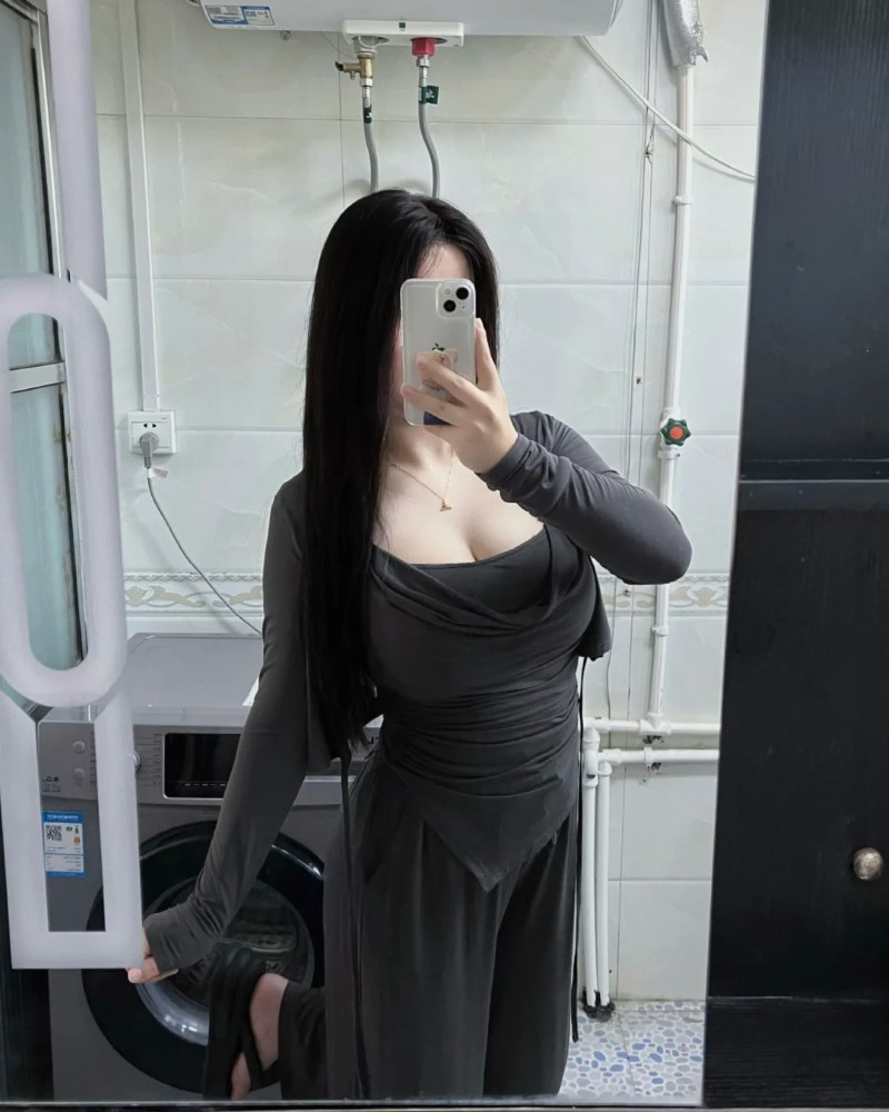 gái xinh hở hang mặc đồ tối màu tạo dáng trong phòng