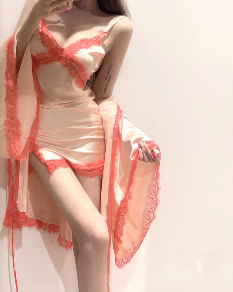 Cô nàng mặc váy hai dây chụp ảnh trong phòng