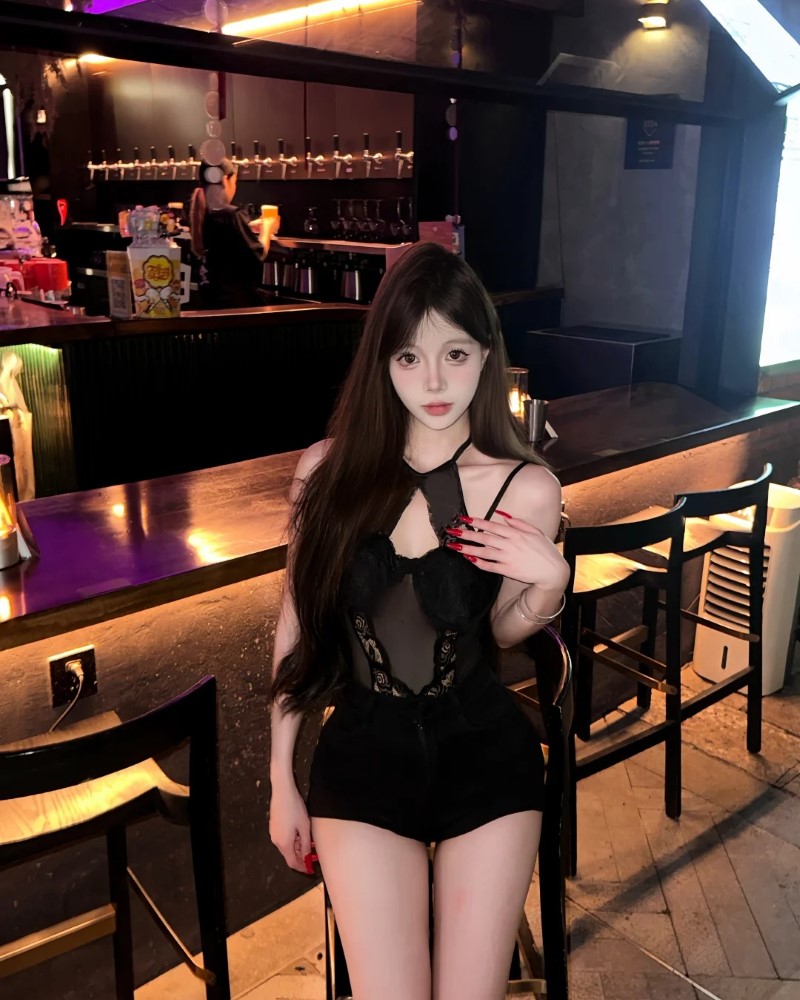 Nàng tạo dáng trong quán bar với ánh đèn ấm