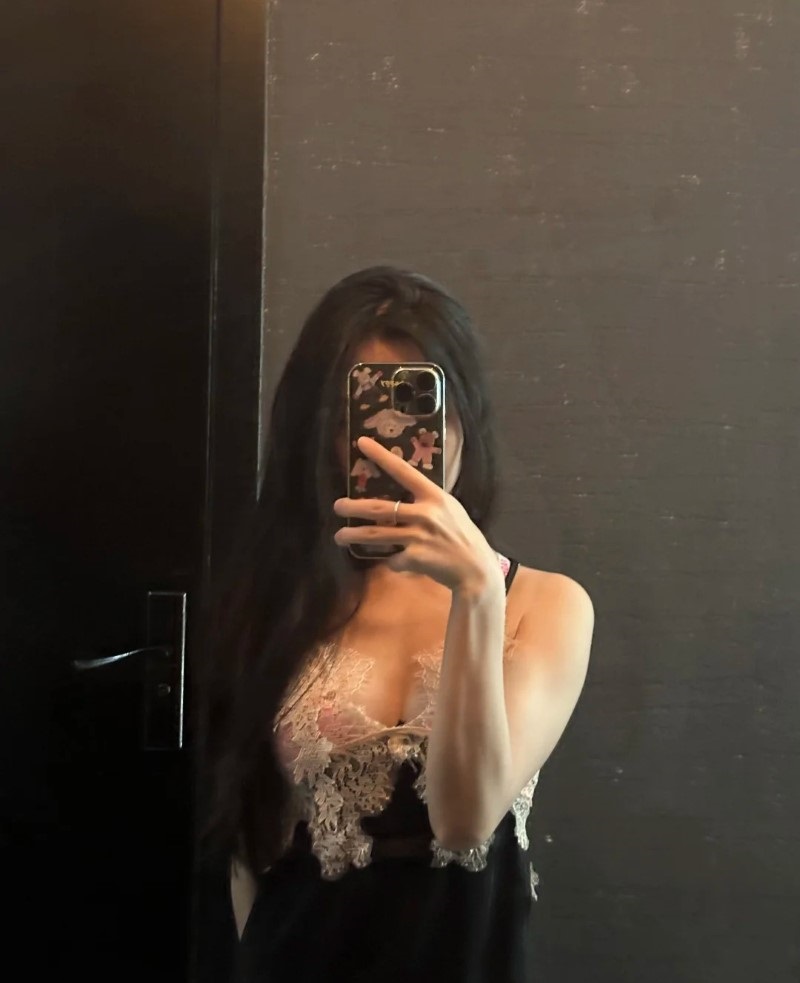 Người mẫu đứng trong phòng tối tạo dáng cá tính