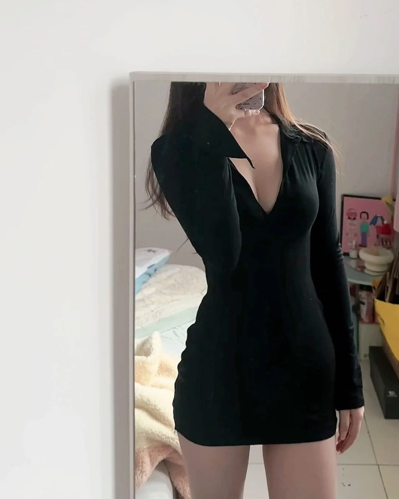 Nàng diện váy đen ôm dáng trước gương