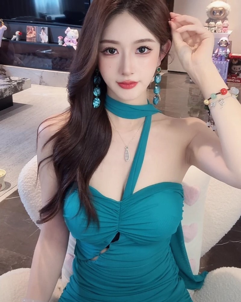 Cô gái live stream trong phòng gaming với ánh đèn xanh