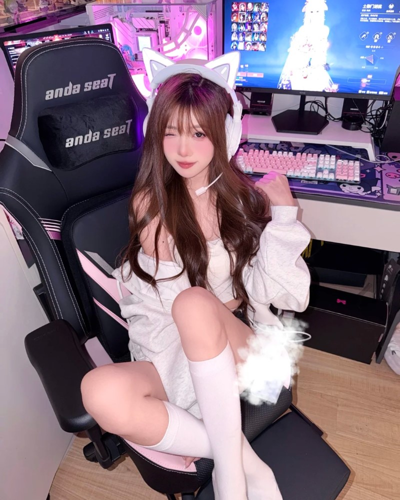 Cô gái live stream với phong cách trang điểm nhẹ