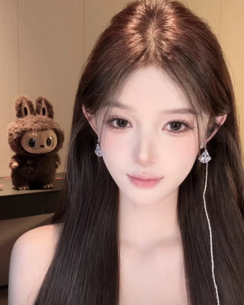 Người đẹp ngồi ghế trong phòng stream