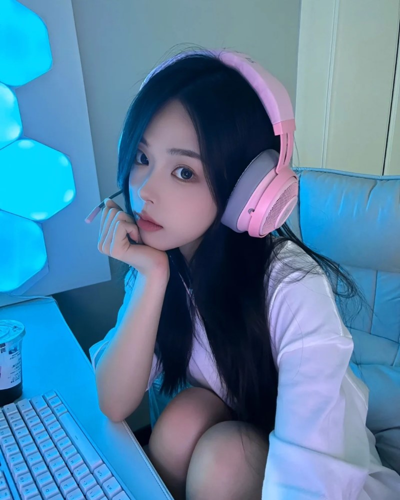 Cô nàng live stream với ánh đèn xanh tím