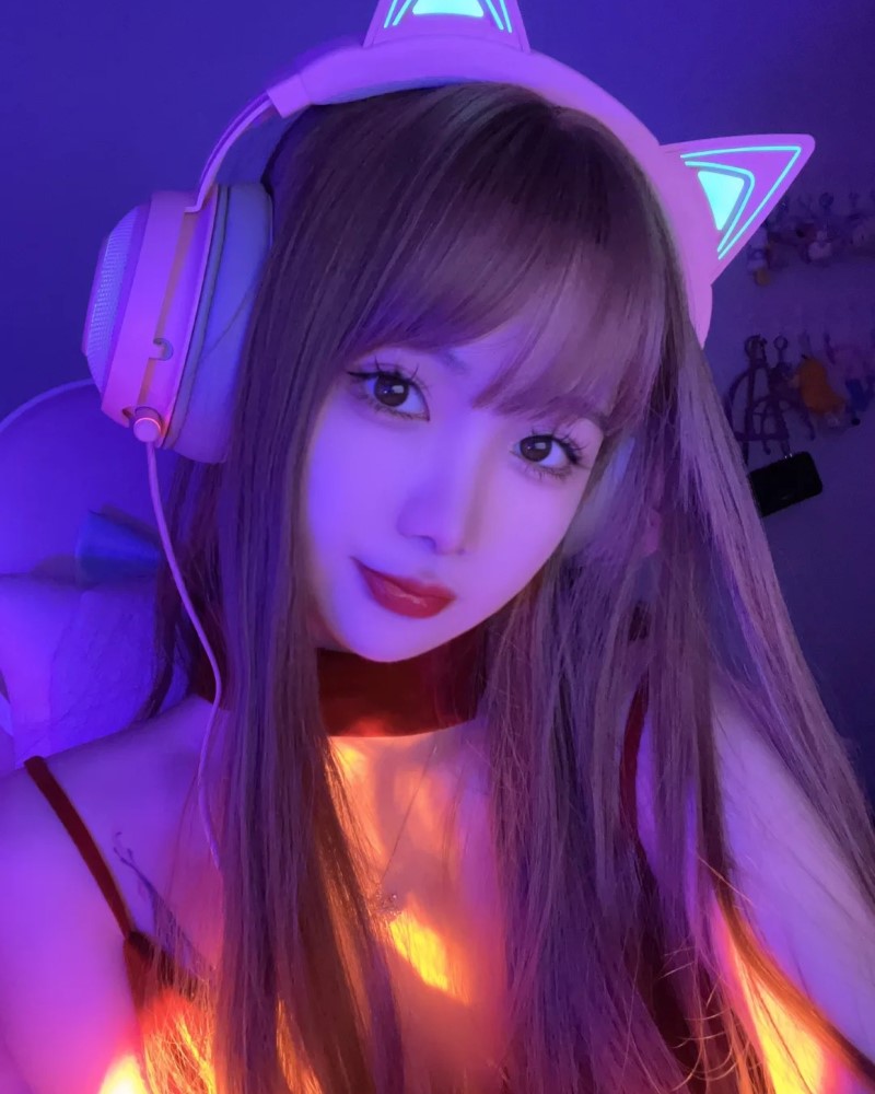 Nữ streamer tạo dáng cận camera khi trò chuyện