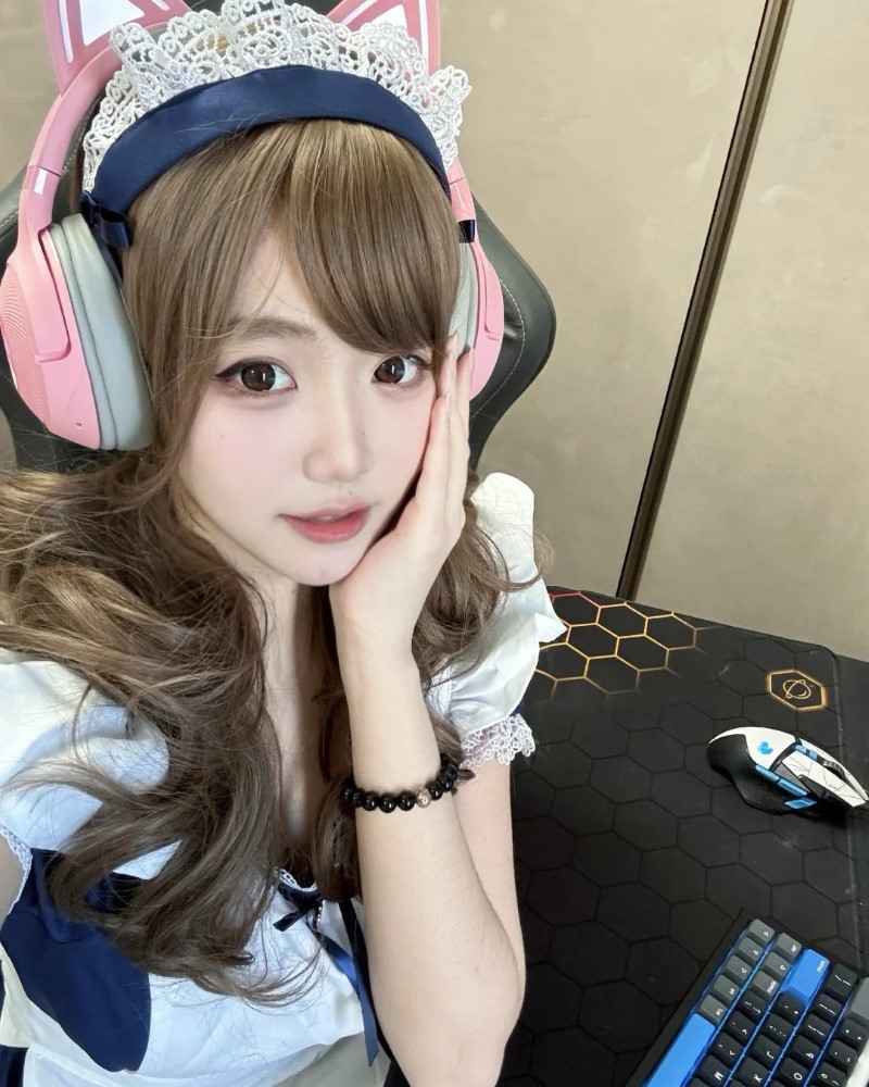 Người đẹp live stream với background rộng