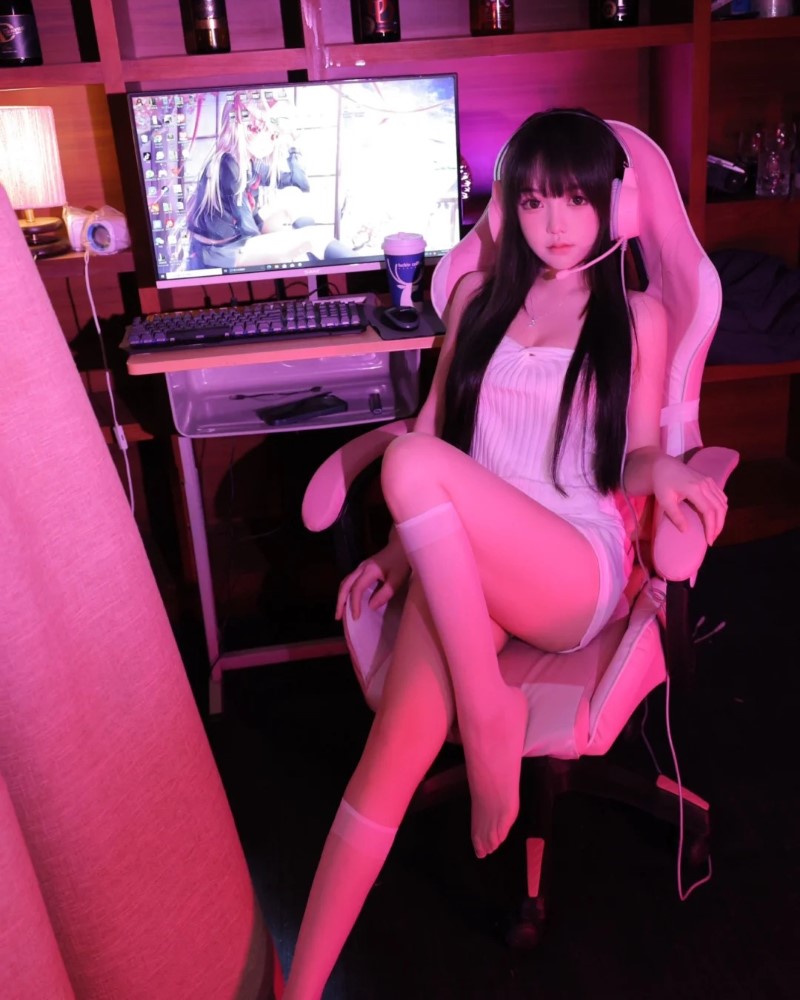 Cô nàng tạo dáng trước máy tính khi lên sóng