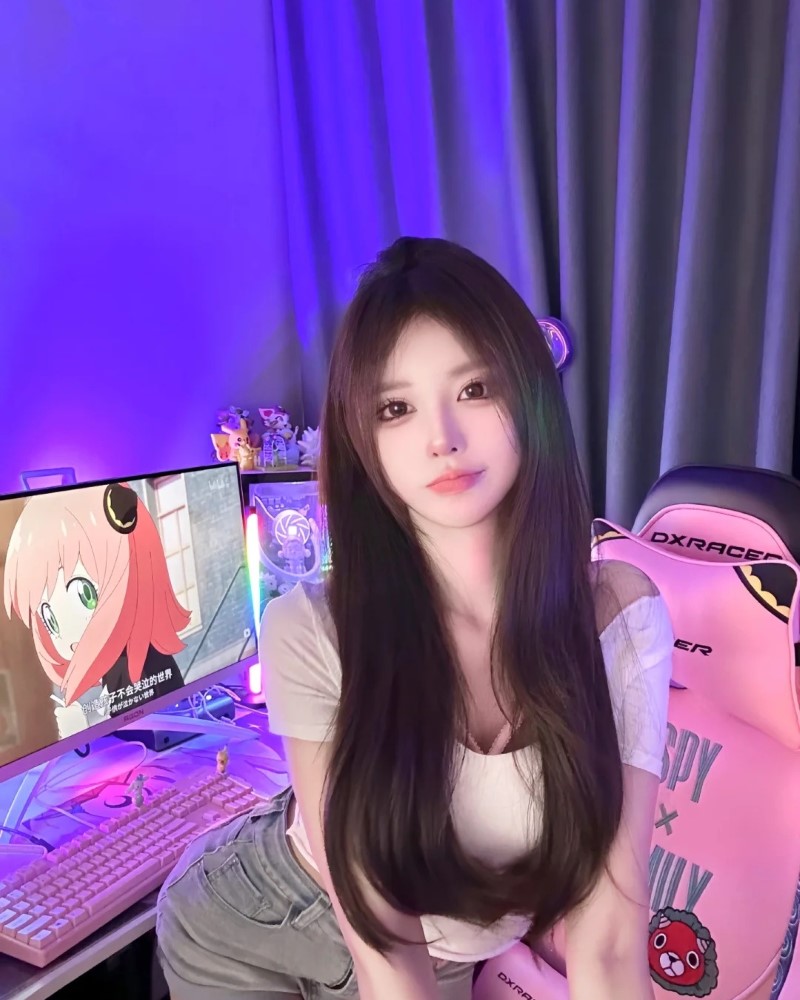 Cô gái live stream phong cách trẻ trung