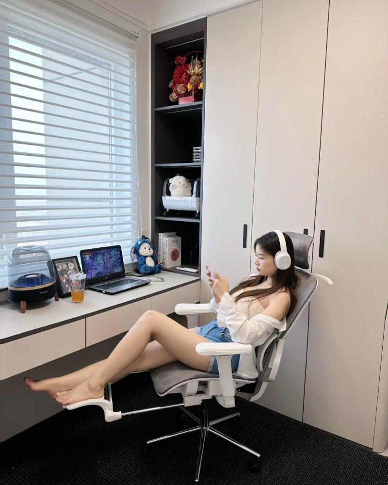 Cô nàng live stream trong không gian tối giản