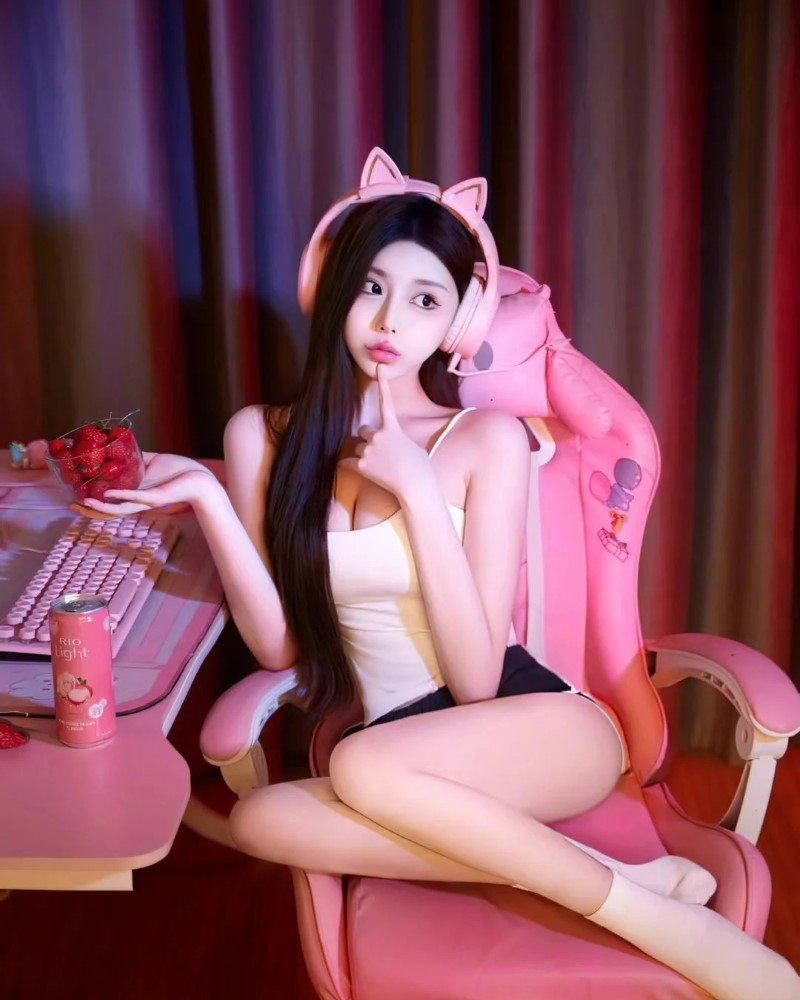 Nữ streamer tạo dáng với outfit dễ thương