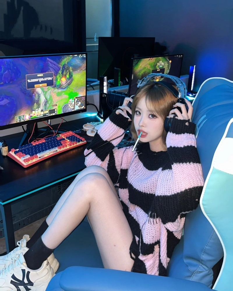 Cô gái live stream với tai nghe và micro bàn