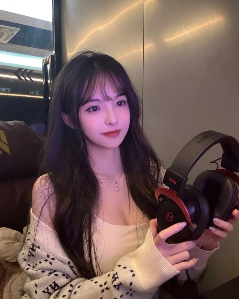 Cô nàng trò chuyện khi đang phát sóng trực tiếp