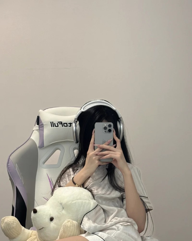 Nữ streamer tạo dáng nhẹ trong phòng stream