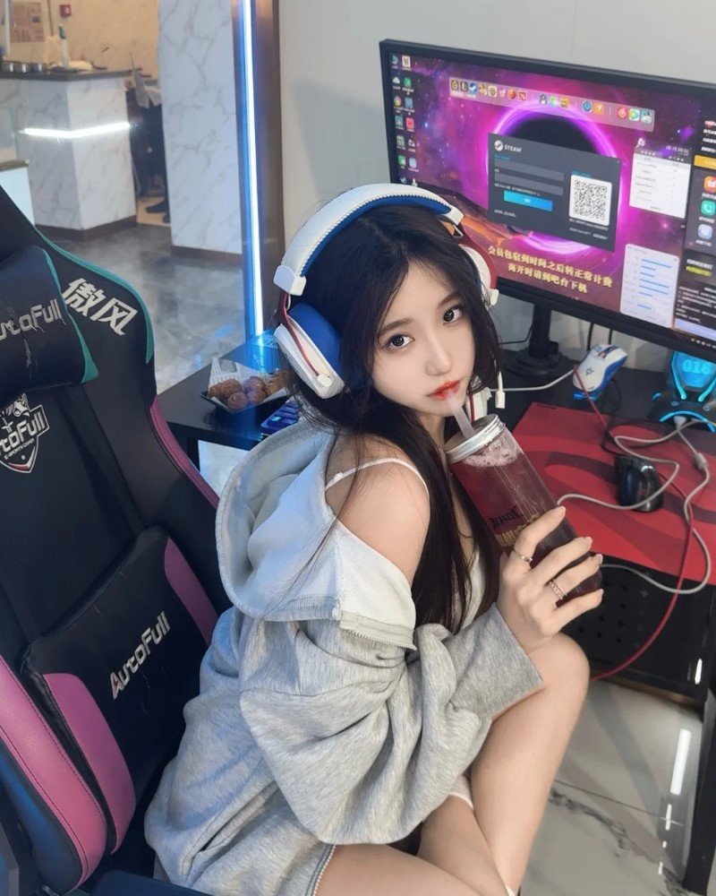 gái xinh live stream với tai nghe và micro chuyên dụng