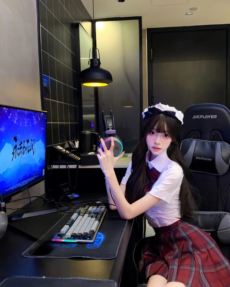 Người đẹp ngồi ghế gaming với ánh sáng led