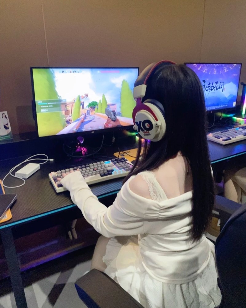 Cô nàng live stream cùng màn hình máy tính lớn