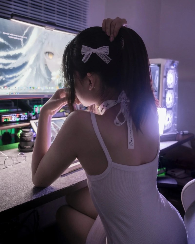 Nữ streamer tạo dáng khi lên sóng ban đêm