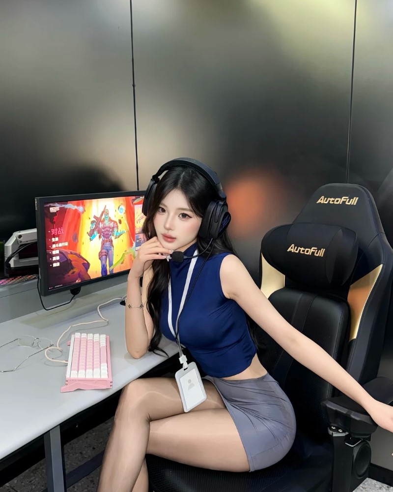 Cô gái live stream trong phòng gaming hiện đại
