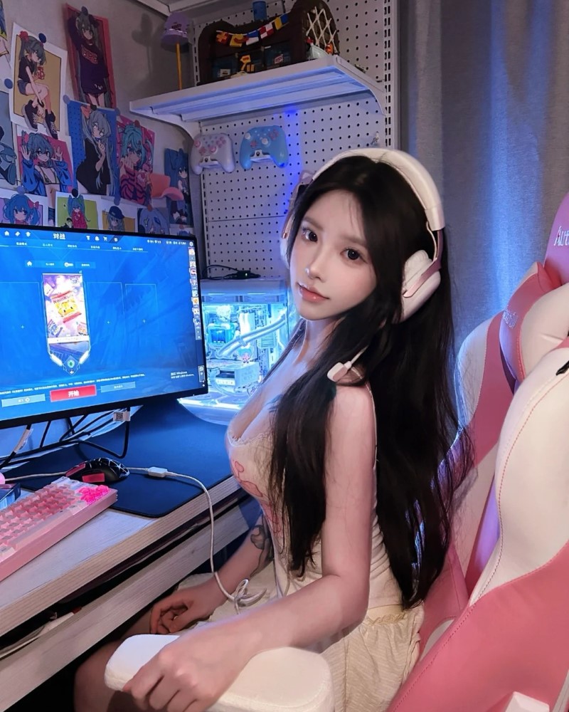 Người đẹp ngồi trước bàn máy trò chuyện