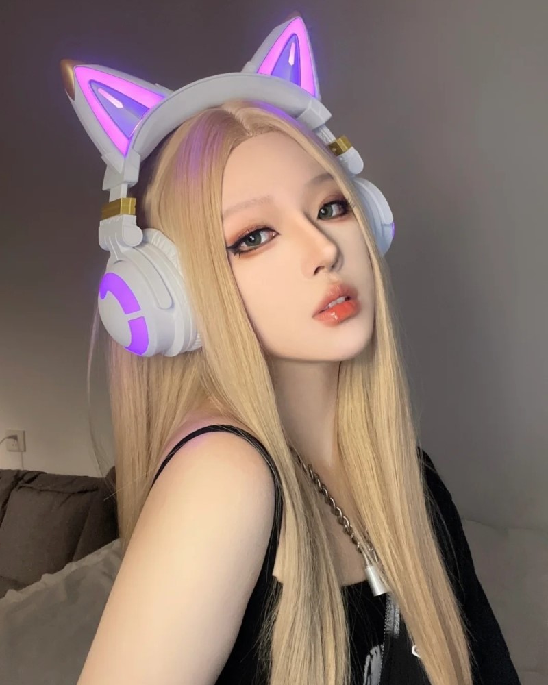 Nữ streamer tạo dáng cùng setup gaming