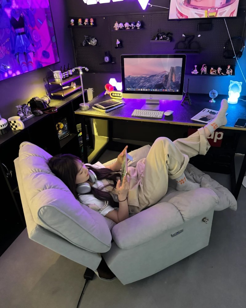 Cô gái live stream với phong cách năng động